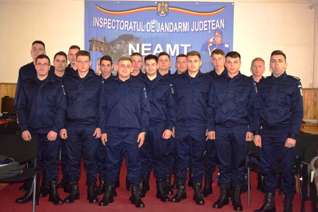 16 elevi, în practică la Inspectoratul de Jandarmi Judeţean Neamţ (FOTO)