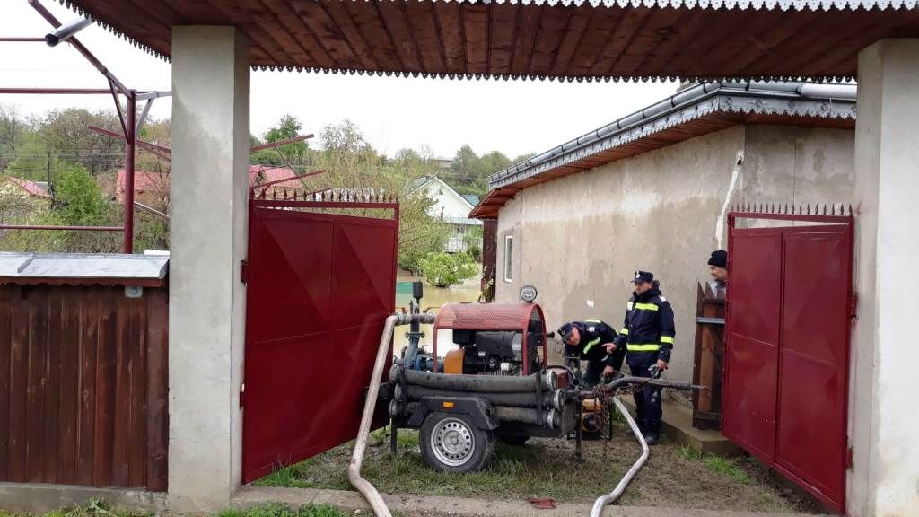 Pompierii, la datorie pentru înlăturarea efectelor inundațiilor