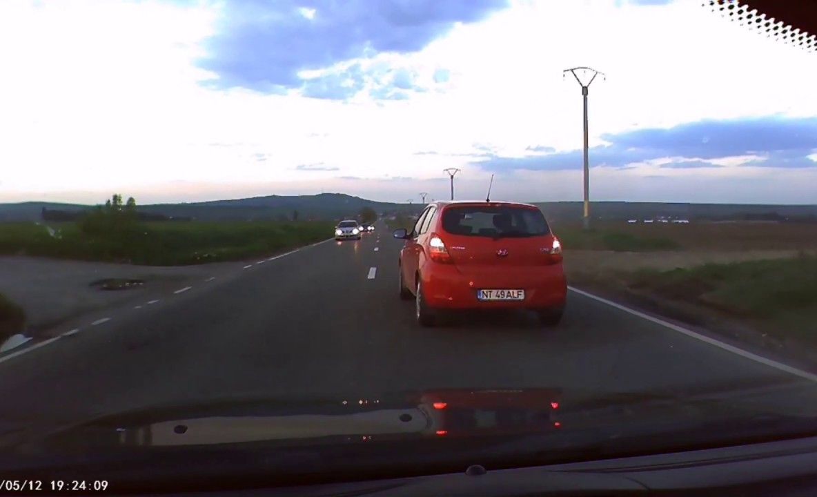 Depășire periculoasă pe un drum din Neamț (VIDEO)