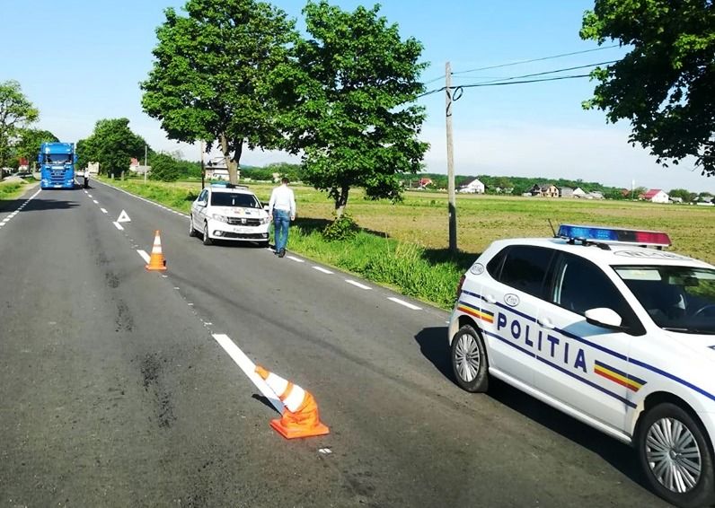 Bărbat găsit mort pe marginea drumului, victima unui accident rutier (FOTO)