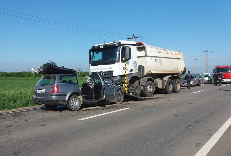 Accident rutier cu victimă încarcerată. A intrat cu mașina într-o autobasculantă (FOTO)