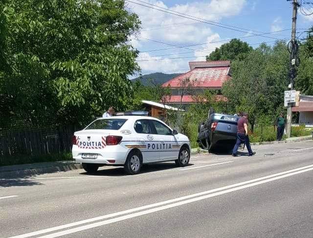 Mașină răsturnată pe o stradă din Piatra-Neamț (FOTO)