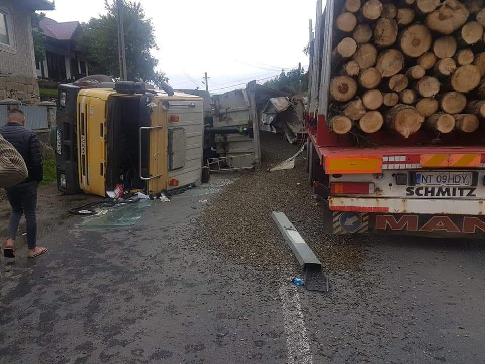 Un camion s-a răsturnat și a intrat într-un TIR (FOTO)
