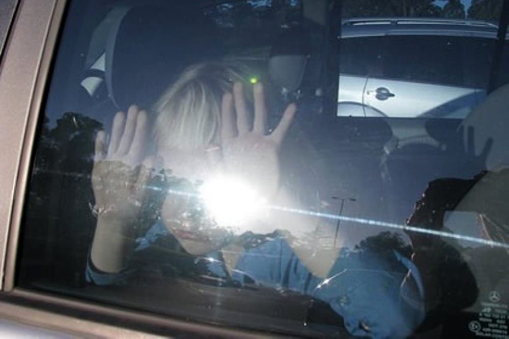 Pompierii chemați să salveze un copil rămas blocat în autoturism