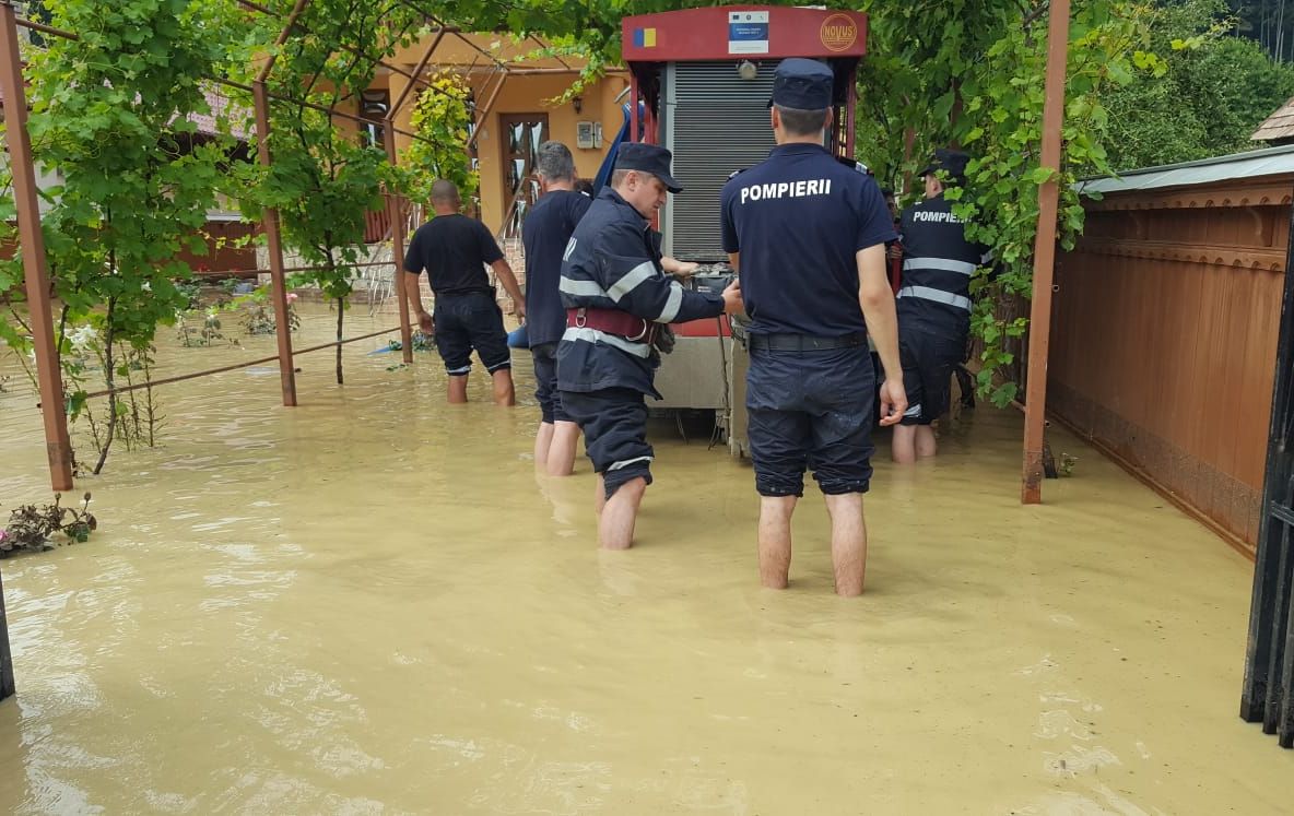 Peste 100 de gospodării, afectate de inundații (FOTO)