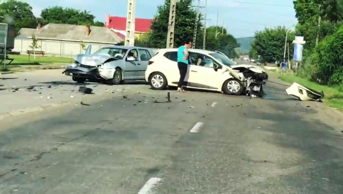 O tânără la spital după un accident rutier (FOTO)