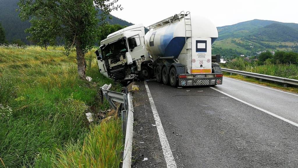 Accident la ieșirea din Piatra-Neamț (FOTO)