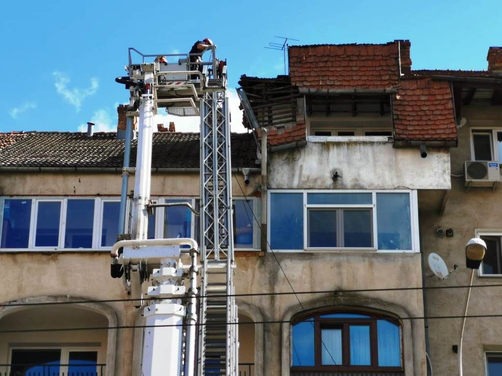 Acoperiș care stă să cadă. Intervenție a pompierilor (FOTO)