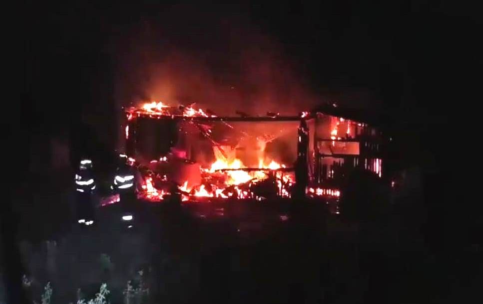 Depozitarea cenușii în apropierea materialelor combustibile, cauza incendiului de la Mânăstirea Nechit