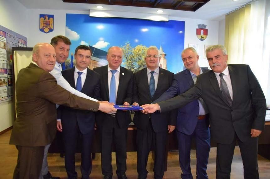 Primarii din Moldova, nemulțumiți de politica financiară a statului: ”Suntem ca într-o poveste în care unul muncește și altul cheltuie bani. Se va tăia din interesul cetățenilor români să mai rămână în România”