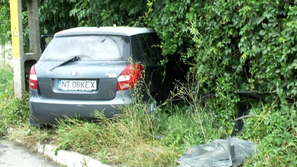 Accident produs cu o mașină furată de un tânăr beat și fără permis (galerie FOTO)
