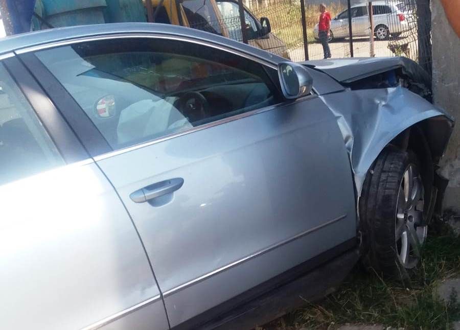 A evitat impactul cu o autoutilitară și a ajuns cu mașina în gard (FOTO)