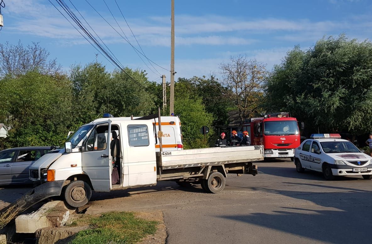Impact între o autoutilitară și un autoturism, soldat cu 3 victime (FOTO)