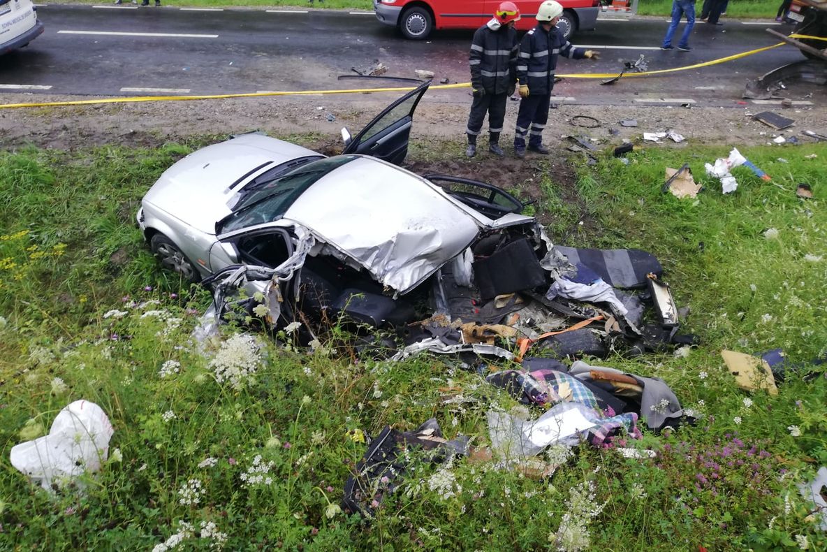 Accident grav în Neamț. O tânără, în comă la spital (Galerie FOTO)