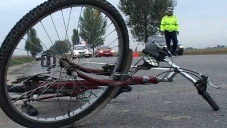 Copil de 8 ani, băgat în comă de două mașini