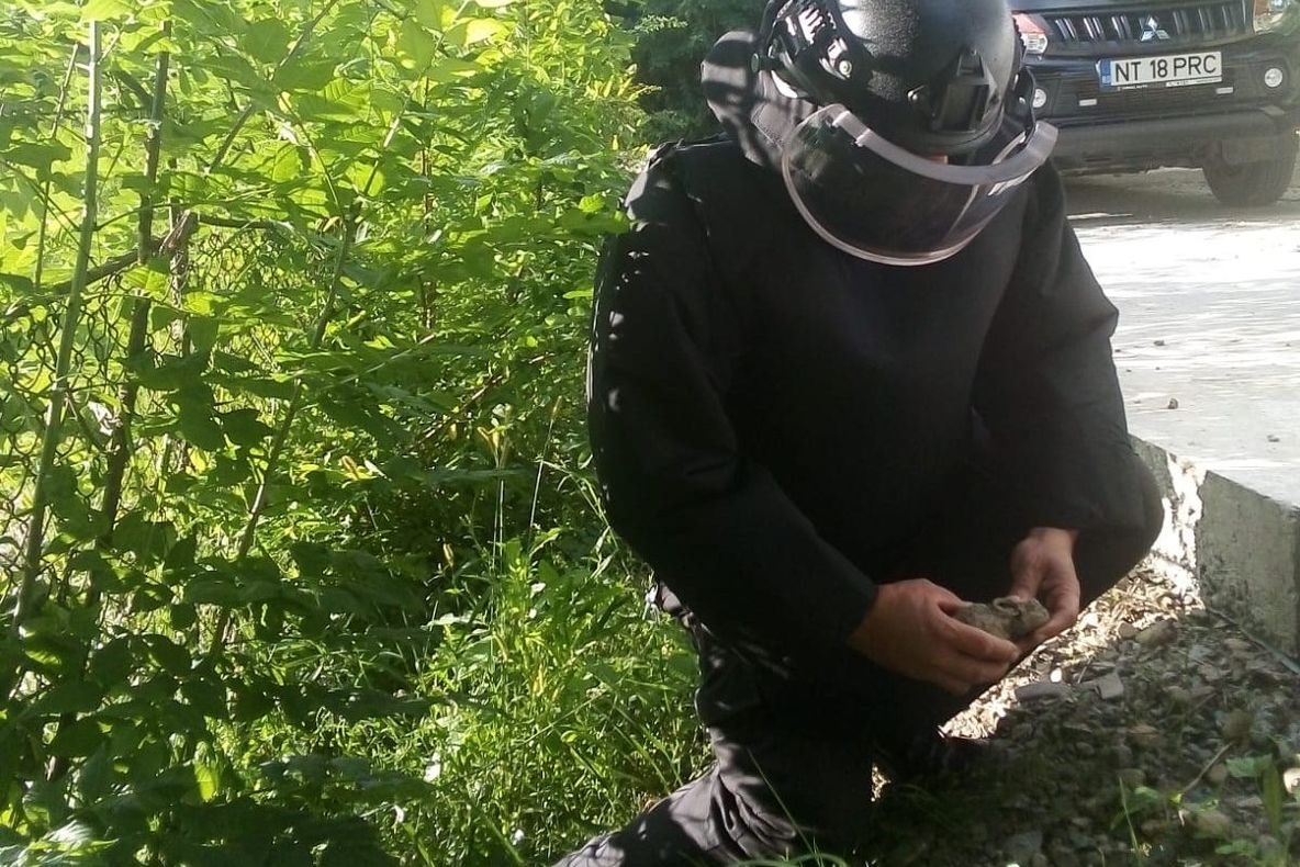 Grenadă de mână defensivă, descoperită la balastarea unei străzi (FOTO)
