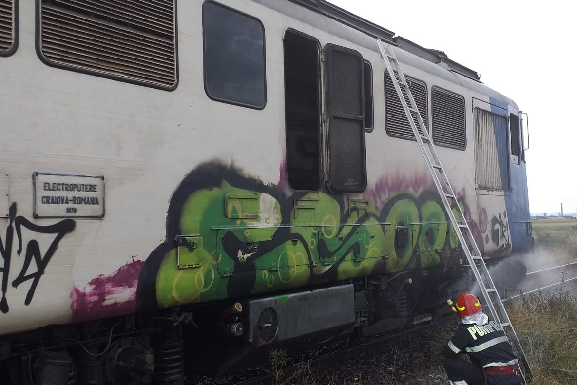 Incendiu la locomotivă. Intervin pompierii (FOTO)