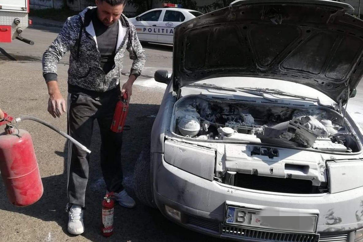 Două autoturisme în flăcări, stinse de pompieri. Unul dintre ele, incendiat intenționat