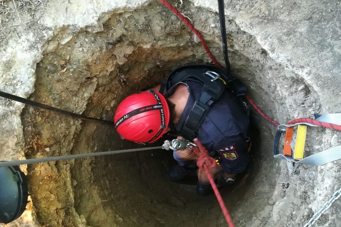 Un bătrân din Văleni și-a găsit sfârșitul într-o fântână