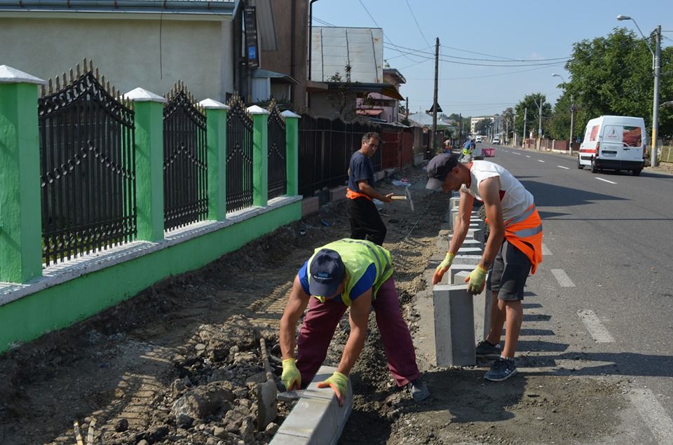 Lucrările de reabilitare a trotuarelor din Roman, în toi