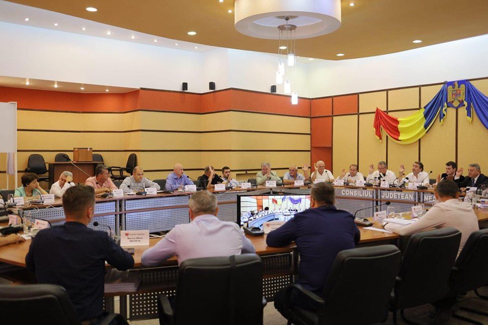 Războiul declarațiilor între grupul consilierilor județeni liberali și președintele CJ Neamț, Ionel Arsene, continuă