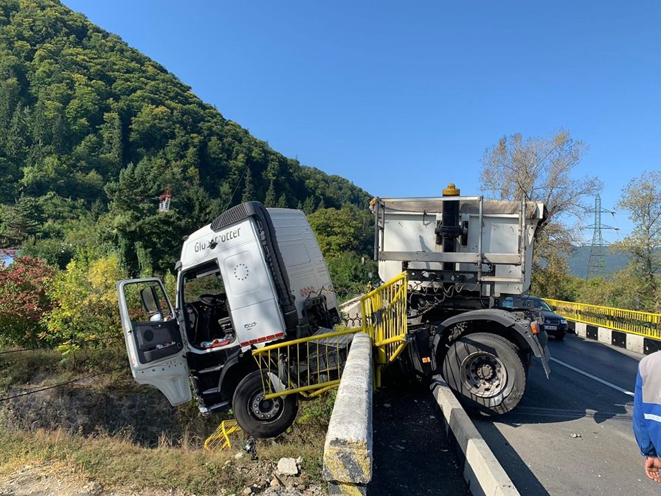 NEAMȚ: Accident pe podul de la Preluca (FOTO)