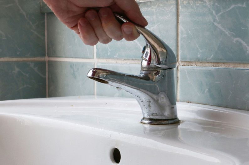 Avaria la conducta din Simionești lasă și azi Romanul fără apă
