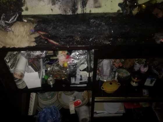 Erau să ardă de la o candelă uitată pe mobilier (FOTO)