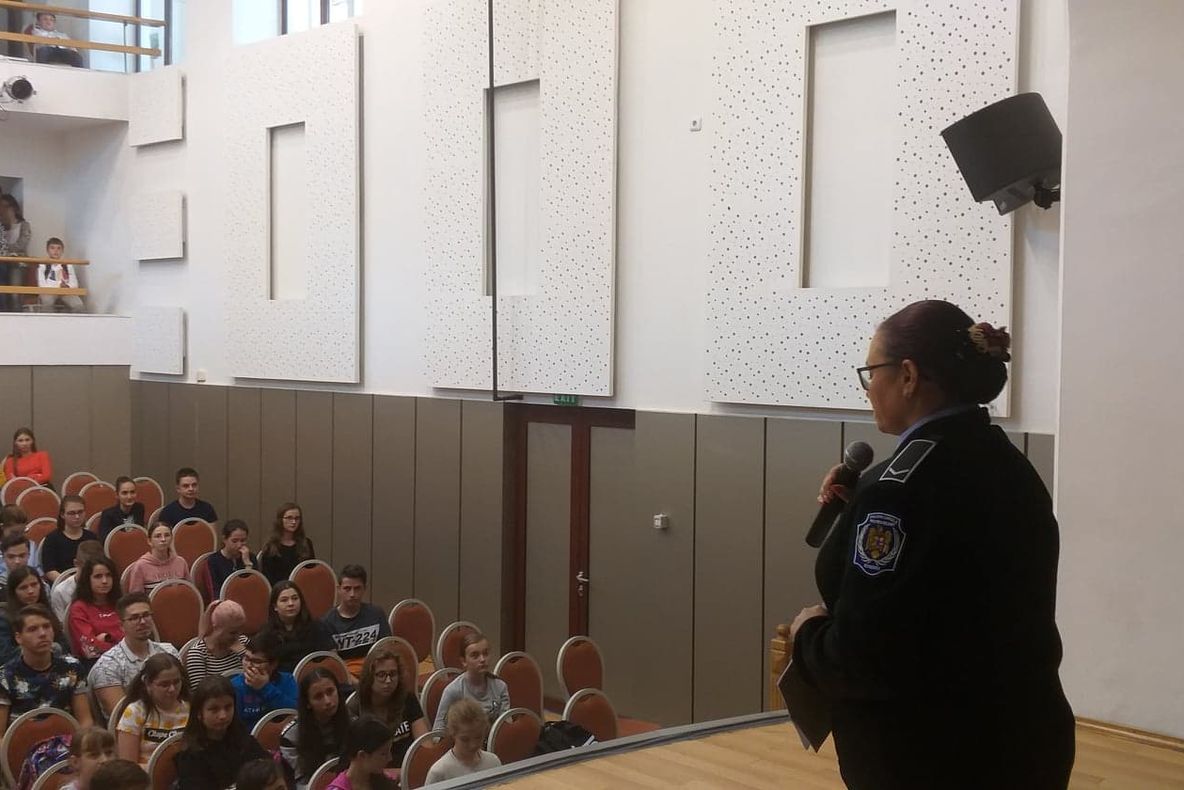 Polițiști locali, sesiuni de informare în mijlocul elevilor