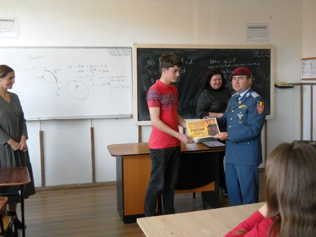 Elevi ai Colegiului „Gheorghe Asachi”, premiați de militari (FOTO)