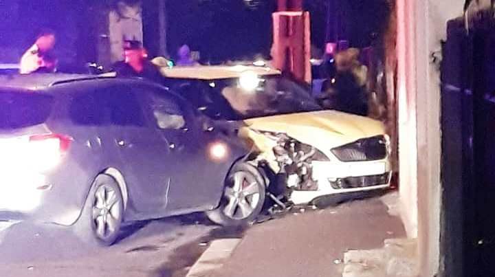 Un șofer beat a intrat cu mașina într-un taxi, a rănit 2 persoane și a fugit (FOTO)