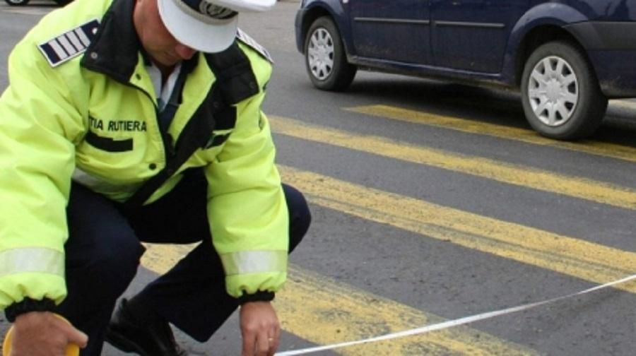 Fetiță acroșată pe trecerea pentru pietoni de o autoutilitară