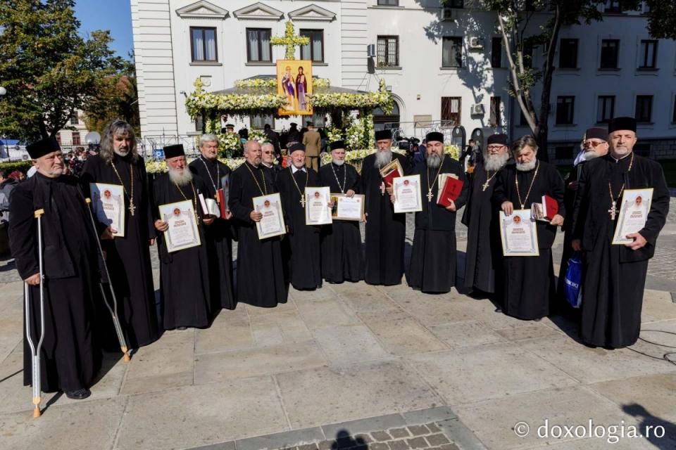 Patru preoți nemțeni, decorați pentru că au sprijinit construirea de biserici în perioada comunistă