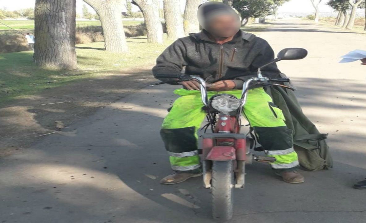 Beat criță pe moped, prins pe un drum din Agapia