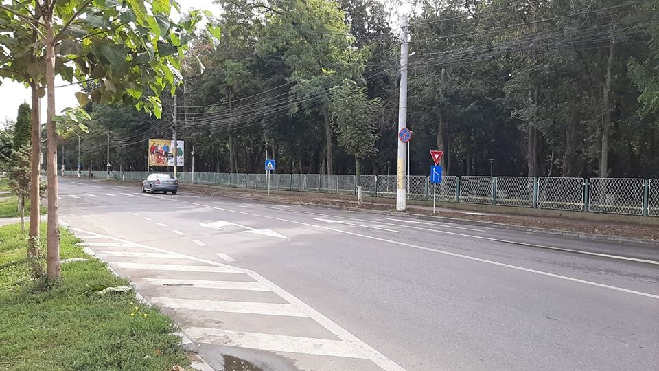 Au început lucrările de modernizare a trotuarelor de pe strada Mihai Viteazu din Roman