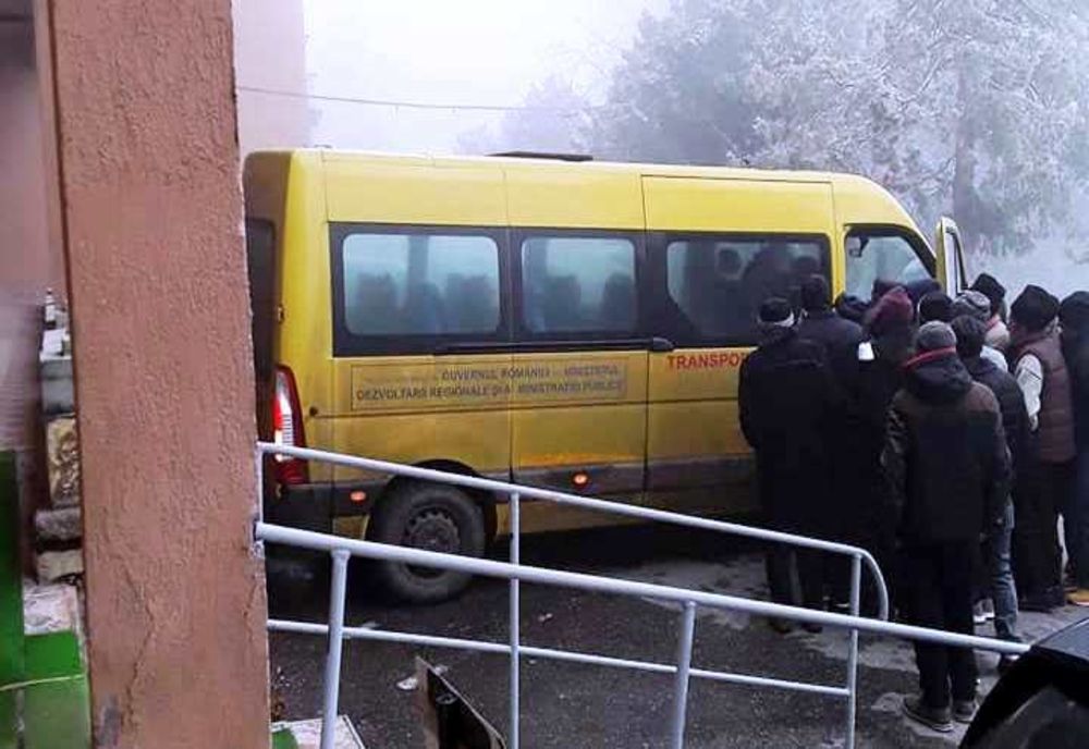 Bolnavi de tuberculoză, duși la vot cu microbuzul școlar