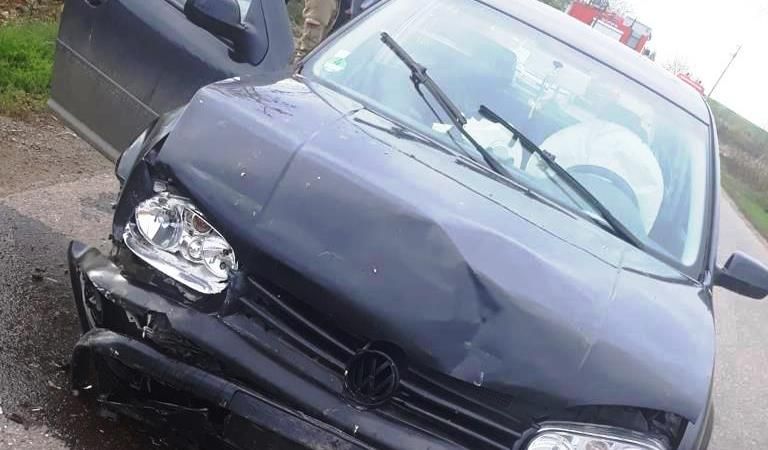 Trei persoane rănite după o coliziune între un microbuz și un autoturism (FOTO)