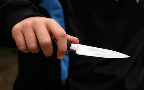 Tâlhărit și amenințat cu cuțitul de un tânăr de 21 de ani