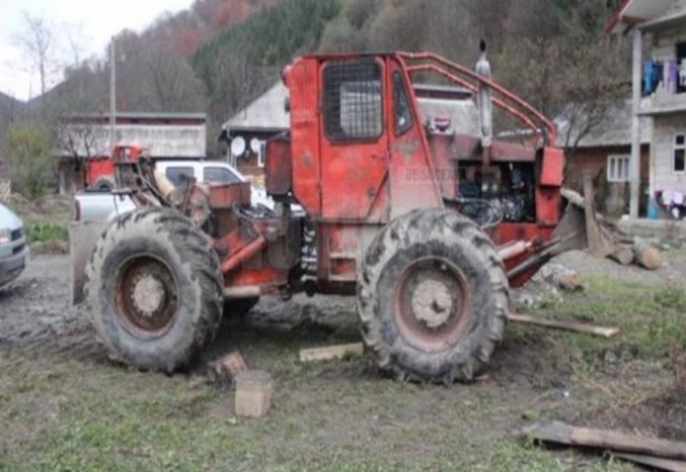 Accident șocant la Bârgăuani. O femeie a căzut din cupa unui tractor și a fost călcată