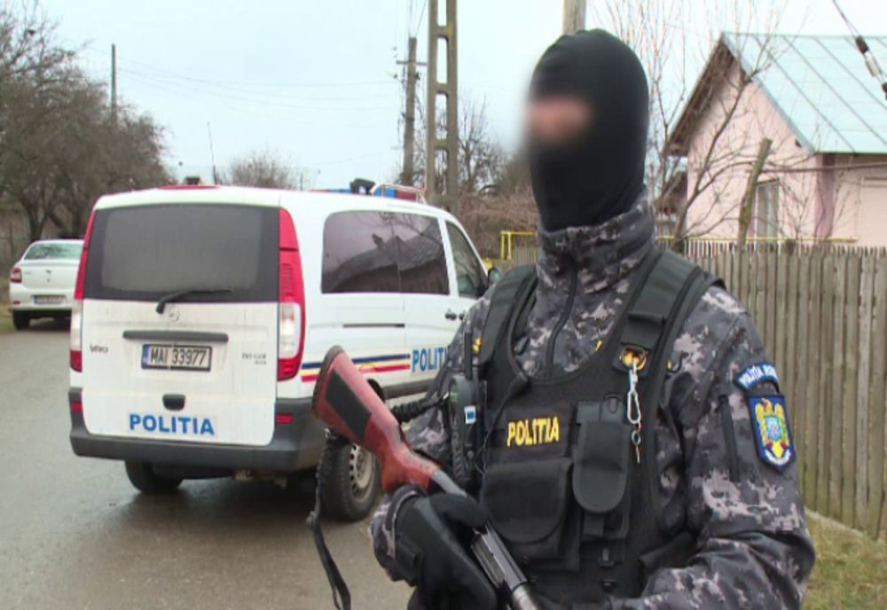 Spărgătorii unei pensiuni s-au trezit cu mascații la ușă