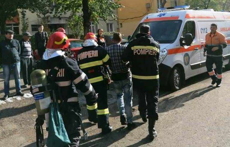Incendiu la un apartament din Piatra-Neamț provocat de un tânăr care a vrut să se sinucidă (FOTO)