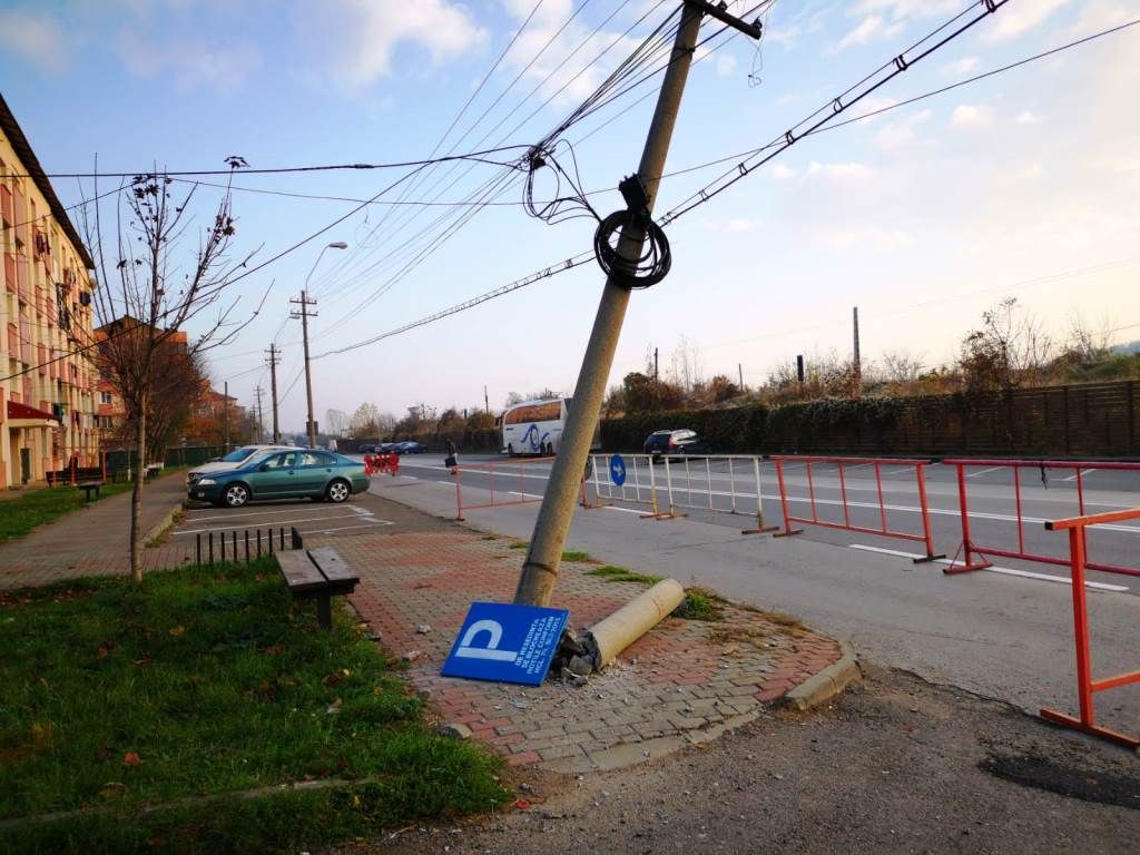 Stâlp de linie electrică, rupt după ce a fost acroșat de un camion (FOTO)