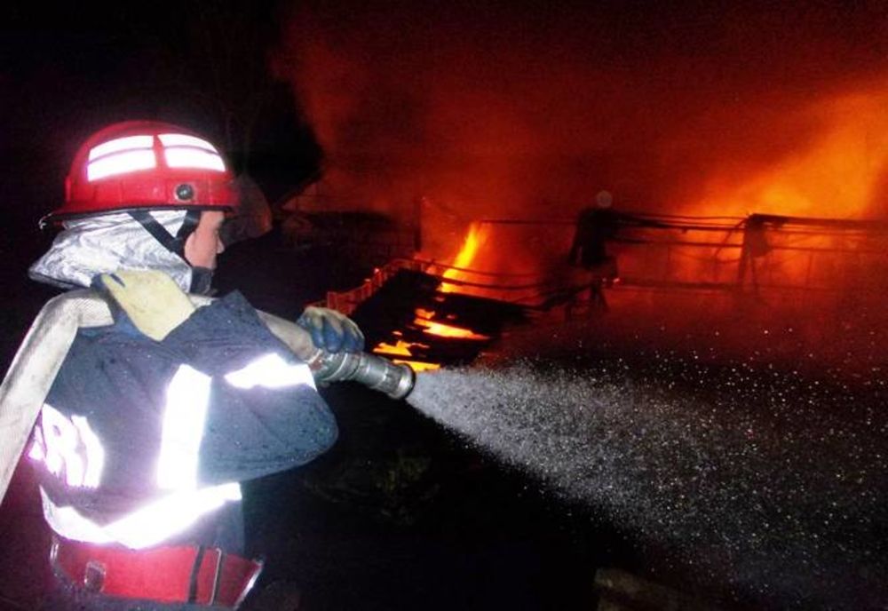 Incendiu pus intenționat. Un bărbat a fost găsit în stare de inconștiență