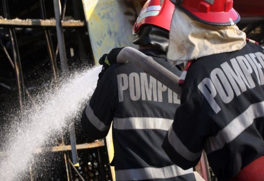 Incendiu la un garaj, stins de doi frați pompieri aflați în timpul liber