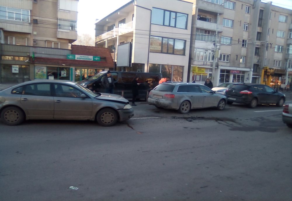 Accident cu victimă în Piatra-Neamț. Cauza, nepăstrarea distanței corespunzătoare (FOTO)