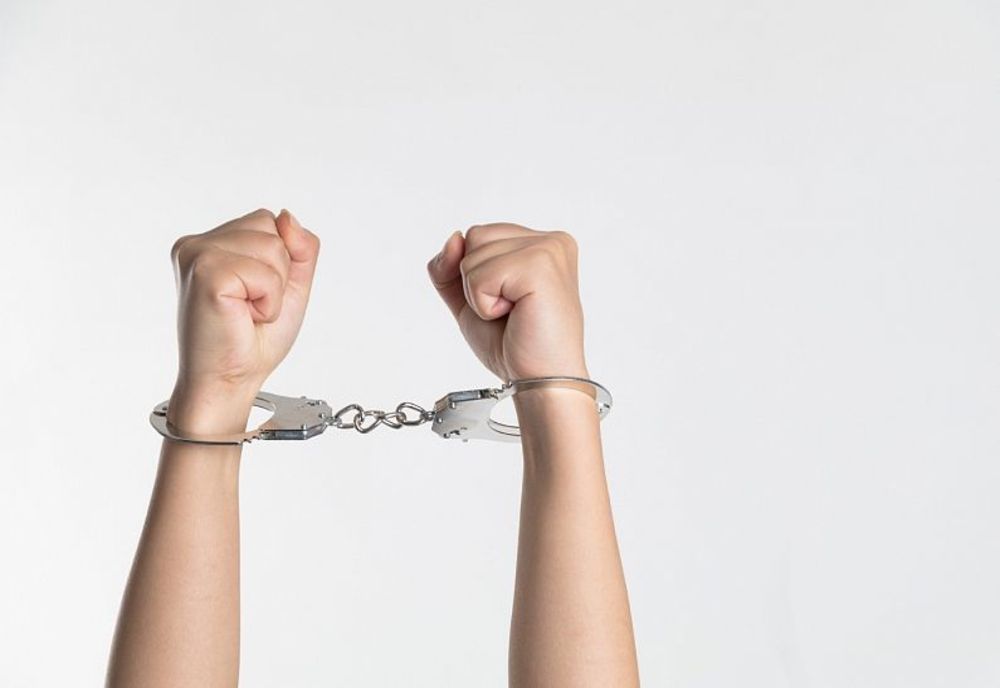 Tânăr din Neamț reținut pentru șantaj. Prin violență și amenințări a obținut aproximativ 85.000 de lei