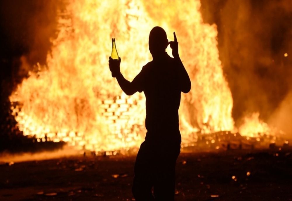 Deși era arestat la domiciliu, a ieșit la plimbare să incendieze vegetația uscată. Piromanul violent a fost reținut de polițiști