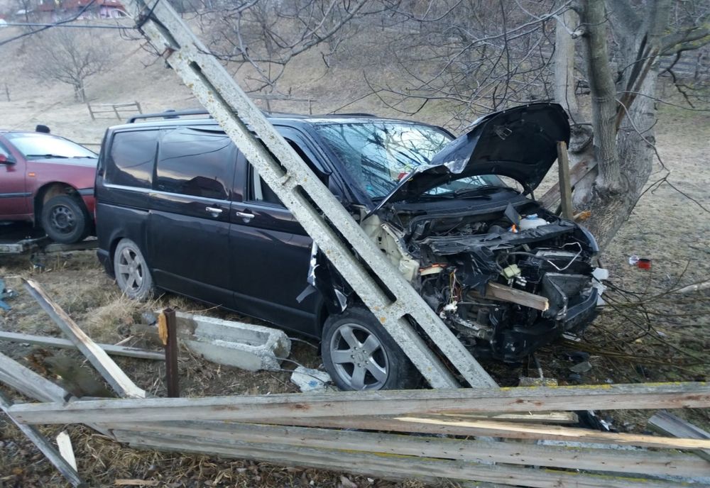 S-a oprit cu mașina în stâlp (FOTO)