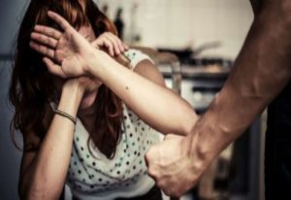 Mamă bătută de băiatul ei de 16 ani