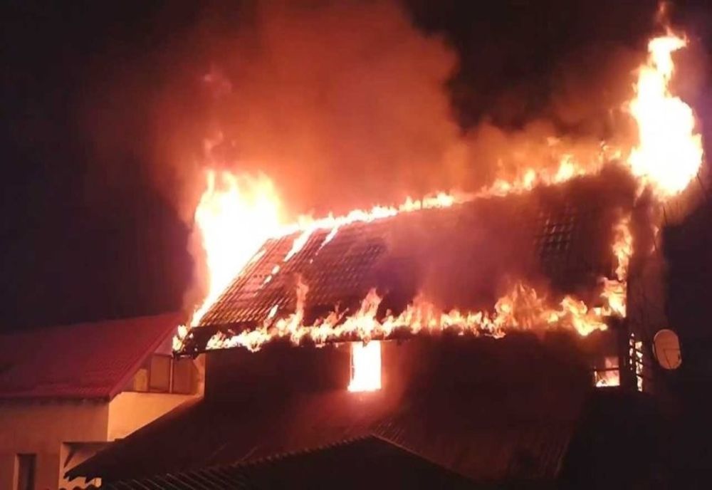 Incendiu în Dragomirești pornit de la un scurtcircuit